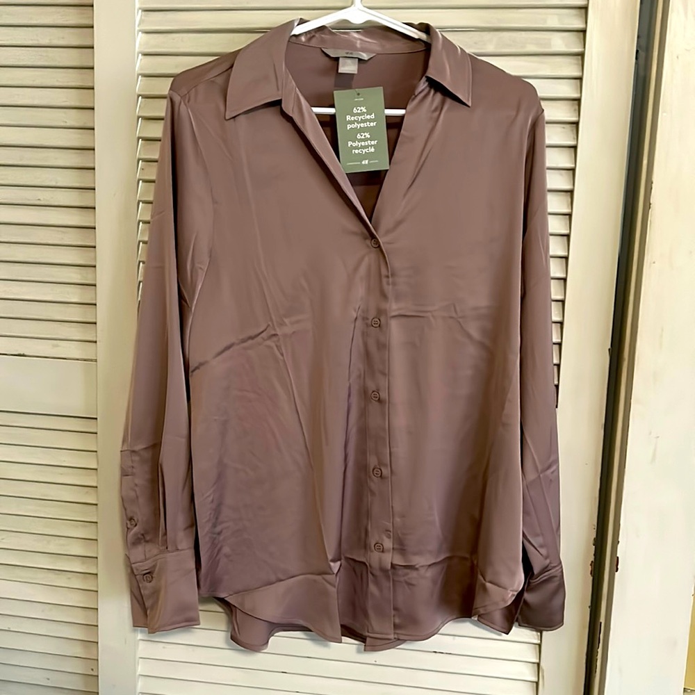 Never been worn, still has the tags. Silky, long sleeves, dressy button up.